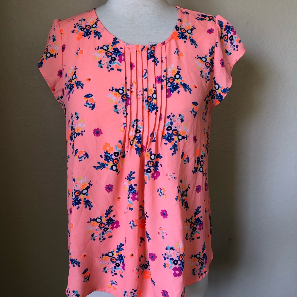Pretty melon colored Floral Top